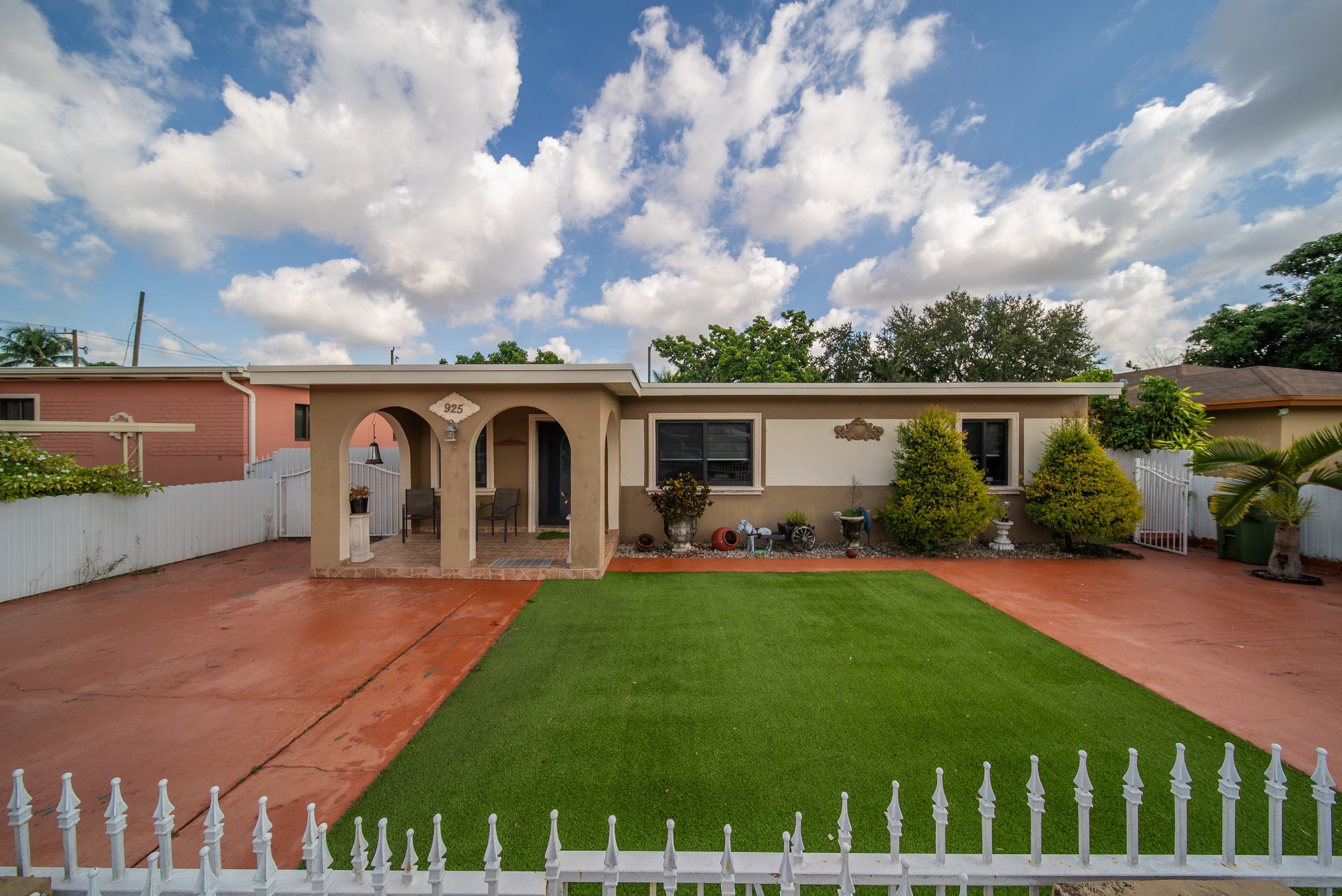 For Sale 925 E 29th St, Hialeah, FL 33013 4 Beds / 2 Full Baths